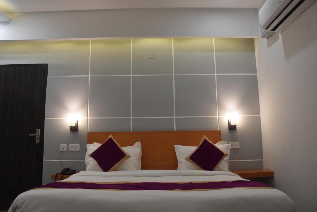Hotel De Luxe Basai Road Gurgaon Exterior foto