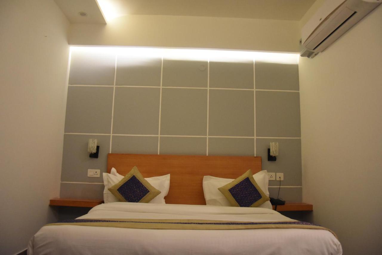 Hotel De Luxe Basai Road Gurgaon Exterior foto