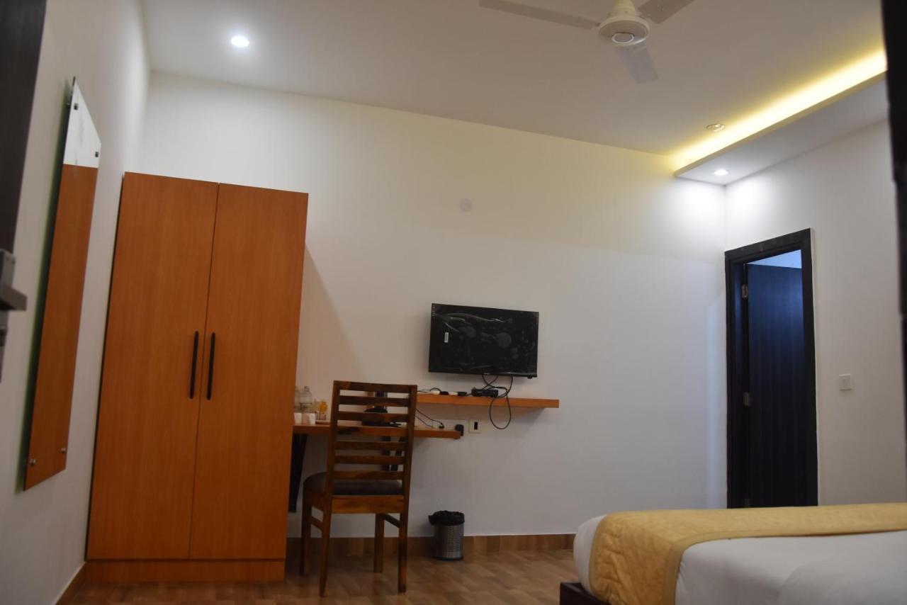 Hotel De Luxe Basai Road Gurgaon Exterior foto