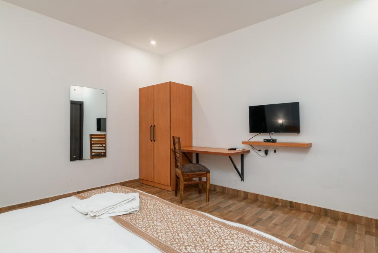 Hotel De Luxe Basai Road Gurgaon Exterior foto